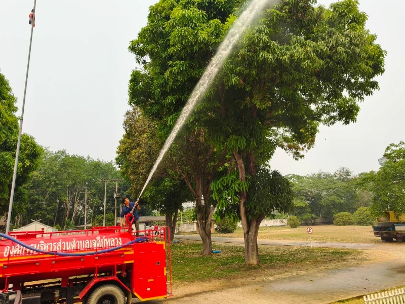 ดำเนินการฉีดพ่นละอองน้ำ ล้างถนนและผิวจราจร เพิ่มความชื้นบริเวณเป้าหมาย เพื่อลดการสะสมของฝุ่น (PM.2.5)